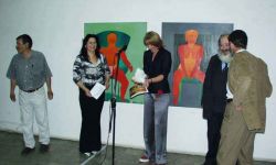 Ein Künstler aus Skopje überreicht Liz Bayerlein eine Skulptur